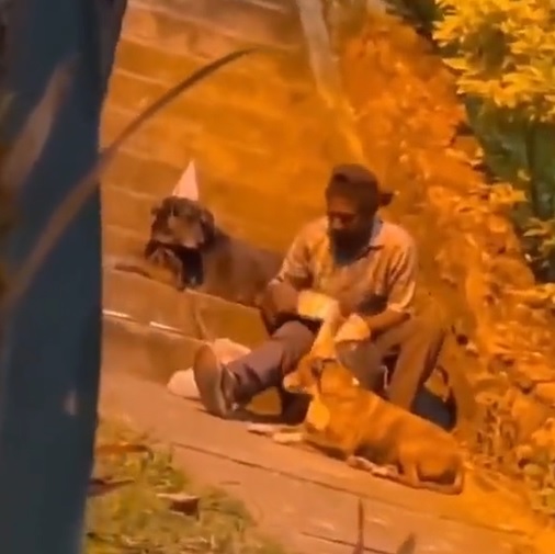 Homem em situa&ccedil;&atilde;o de rua comove internautas ao comemorar anivers&aacute;rio com cachorros – Foto: Redes sociais / Reprodu&ccedil;&atilde;o ND