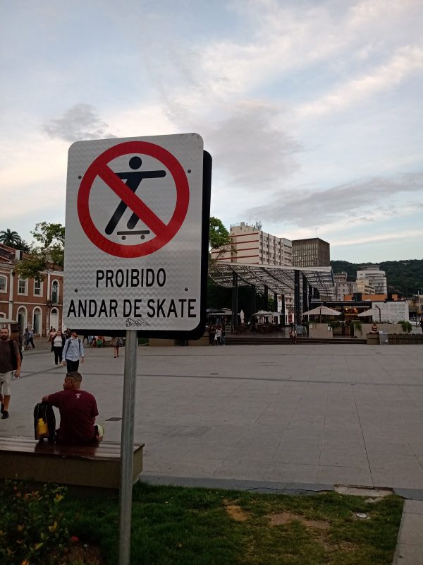 Placa colocada no Largo da Alf&atilde;ndega, em Florian&oacute;polis – Foto: Fabio Gadotti/ND