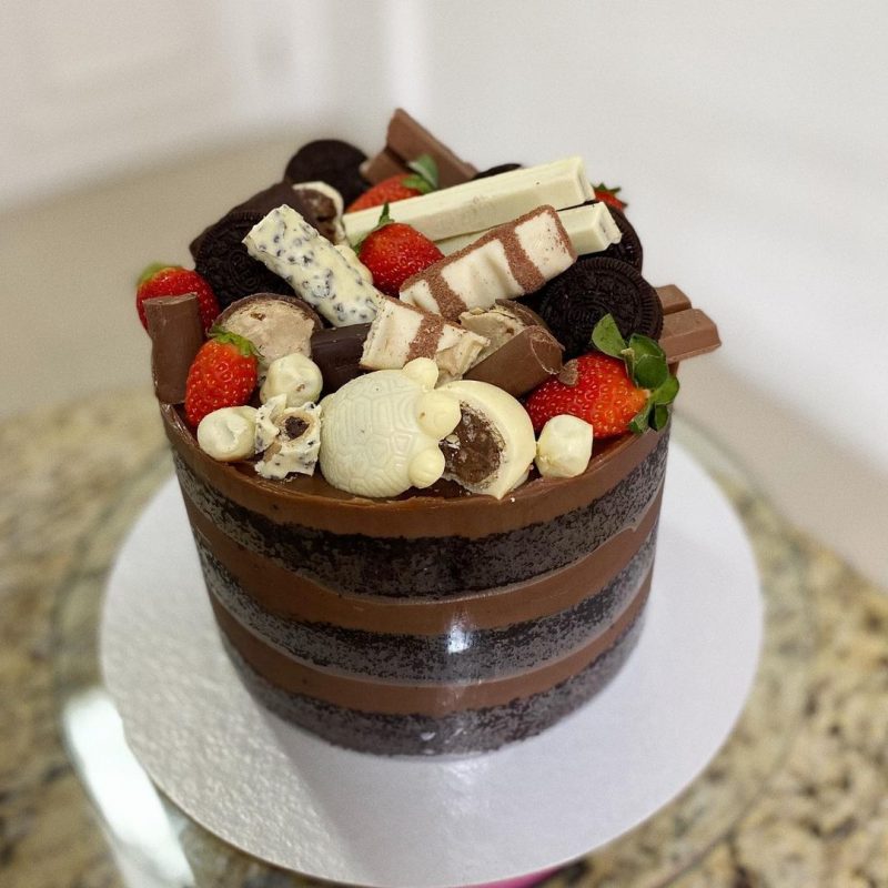 Bolos recheados e decorados s&atilde;o escolhidos por quem deseja fugir do tradicional ovo de p&aacute;scoa – Foto: Instagram/@lisaderner_atelie/Reprodu&ccedil;&atilde;o/ND