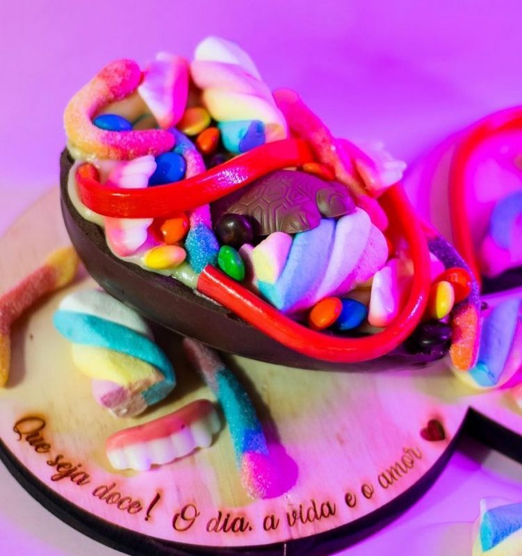 Ovo de p&aacute;scoa com doces e confeitos que as crian&ccedil;as adoram – Foto: Instagram/@lisaderner_atelie/Reprodu&ccedil;&atilde;o/ND