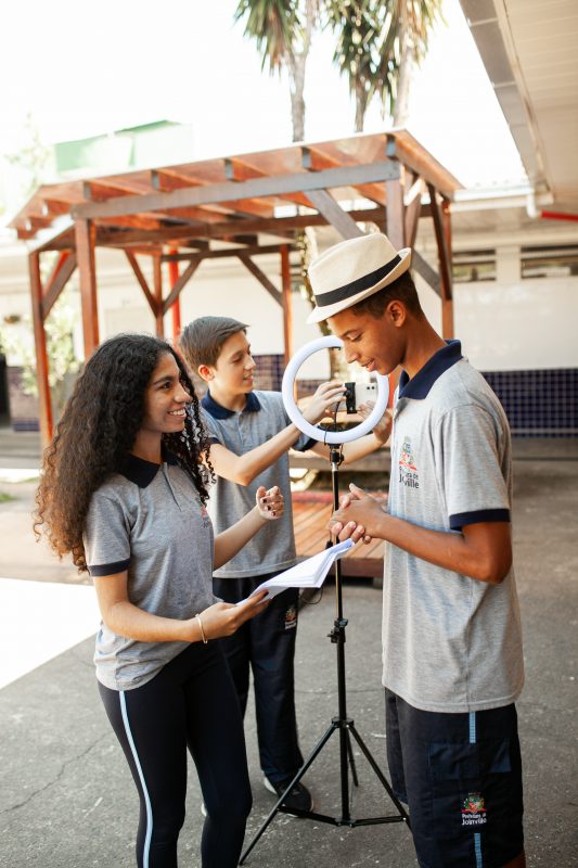 Grupo de alunos aproveita para testar os conhecimentos da aula, assumindo ocupações conhecidas no cinema