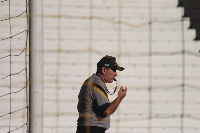 Claudio Tencati durante treino do Criciúma