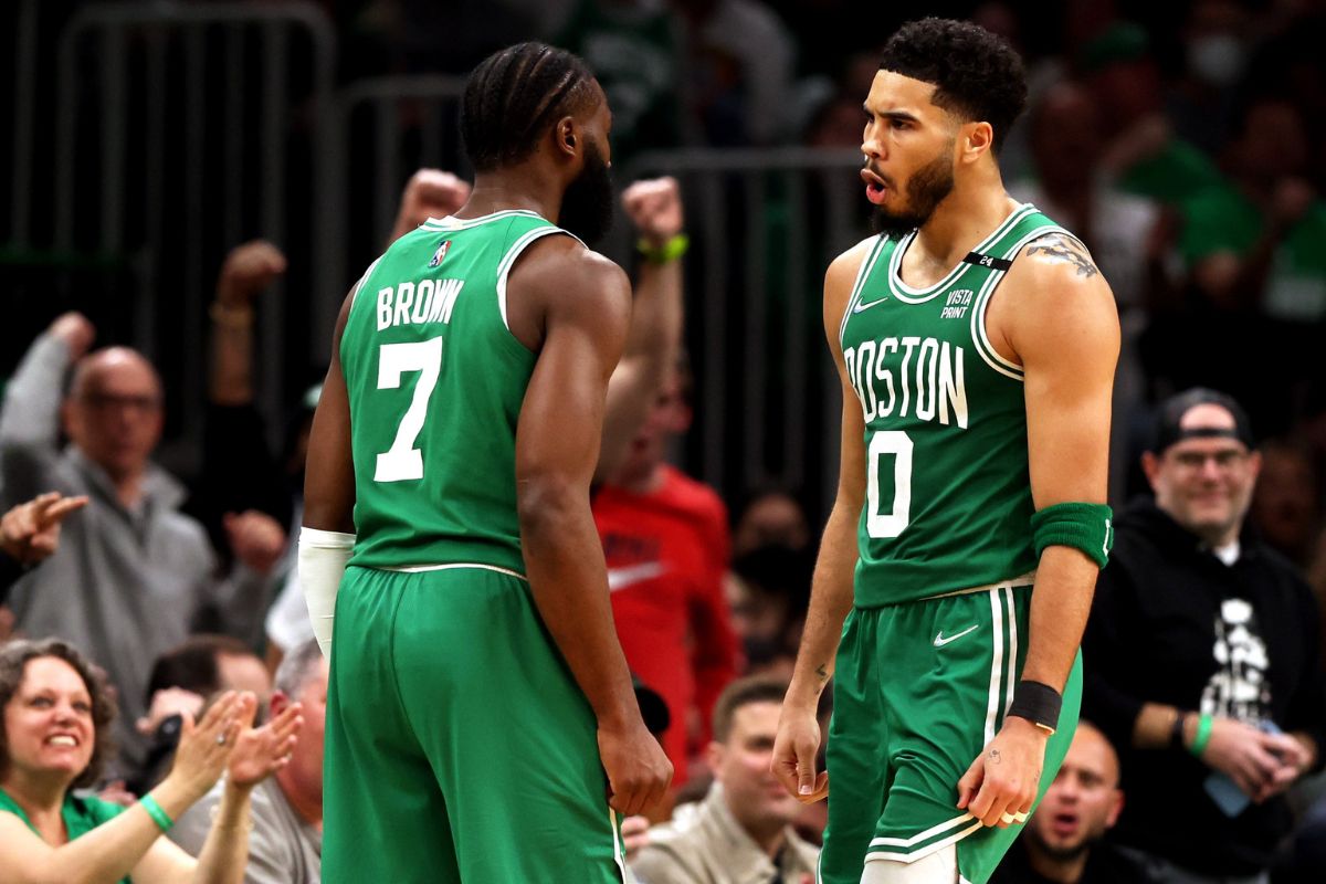 Liderado por Tatum e Brown, Celtics domina fim de jogo, elimina o