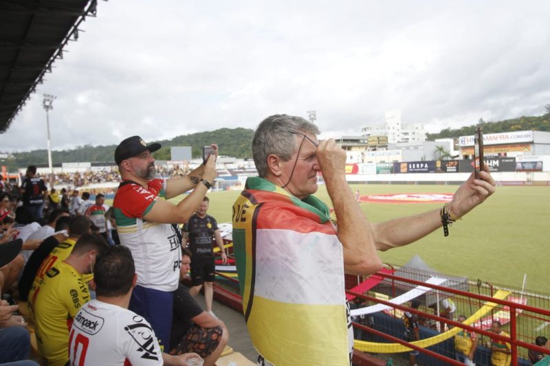 Torcida j&aacute; marca presen&ccedil;a nas arquibancadas – Foto: Leo Munhoz/ND