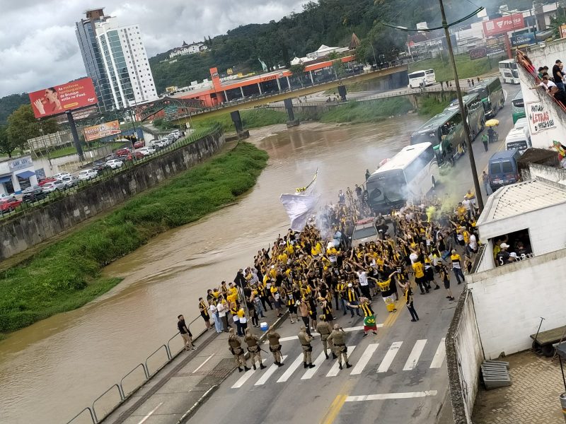 Delega&ccedil;&atilde;o do Crici&uacute;ma foi recebida com festa dos torcedores presentes no Augusto Bauer – Foto: Ian Sell/ND