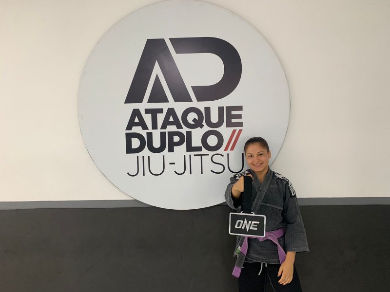Vick Souza em dia de treino de Jiu-Jitsu, mas mostrando a medalha conquistada na Tail&acirc;ndia, na modalidade MMA – Foto: divulga&ccedil;&atilde;o