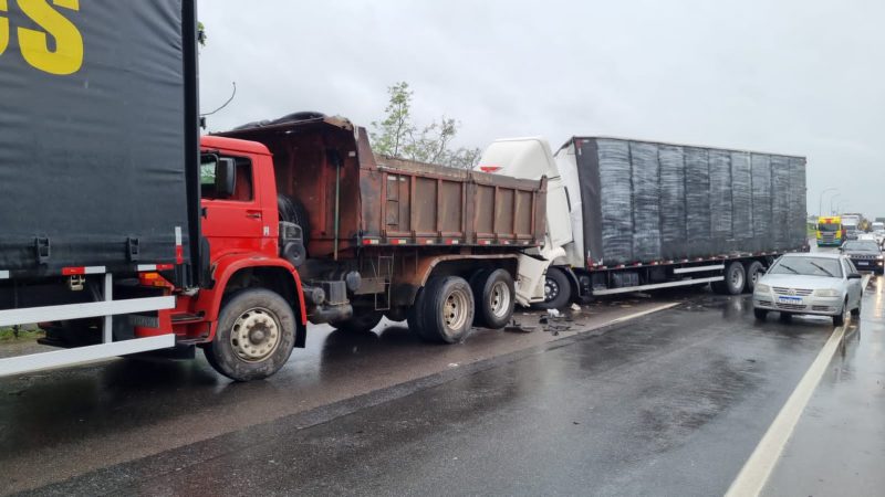 Acidente envolvendo quatro caminhões e um carro, deixa trânsito interditado na BR-101, em Barra Velha 1 Acidente envolveu cinco veículos – Foto: Reprodução/Internet/ND