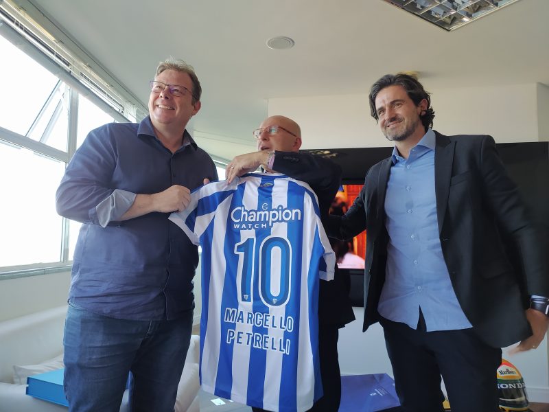 Júlio Heerdt e Lucas Pedrozo, CEO do Avaí, entregaram camisa ao presidente do Grupo ND