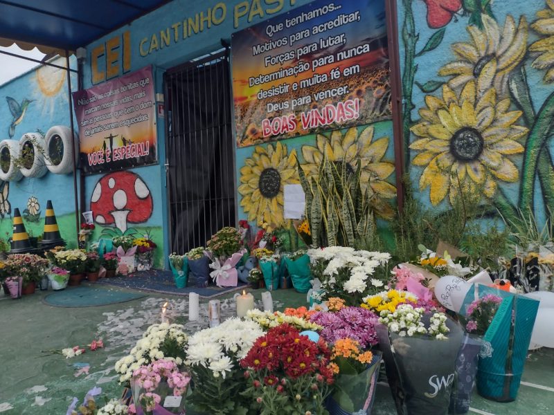 Flowers left in front of the Cantinho Bom Pastor in Blumenau.  Photo: Franciele Cardoso/NDTV