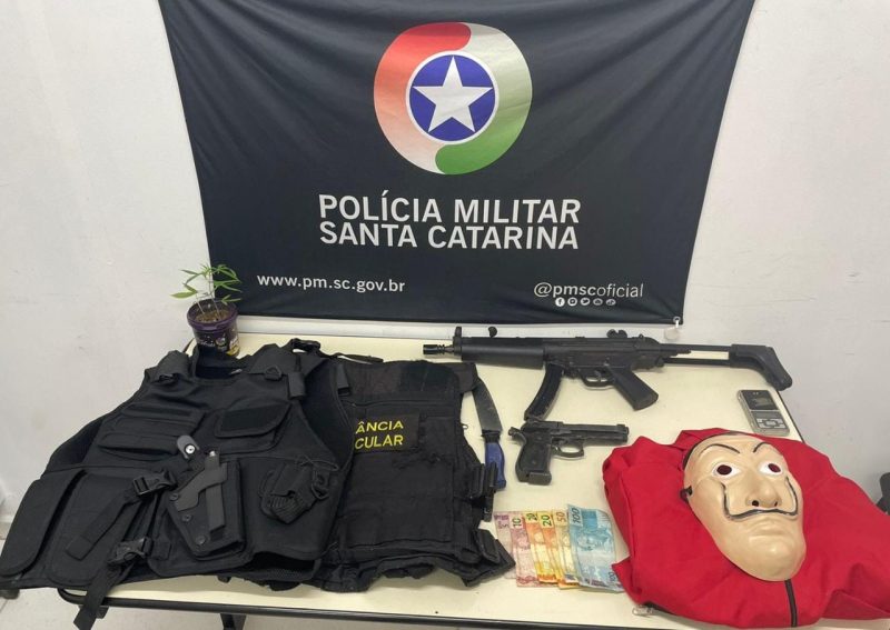 Simulacros de arma de fogo, m&aacute;scaras, toucas e coletes usados na a&ccedil;&atilde;o foram apreendidos e trio foi encaminhado &agrave; delegacia na tarde desta segunda-feira (3) – Foto: Pol&iacute;cia Militar/Divulga&ccedil;&atilde;o/ND
