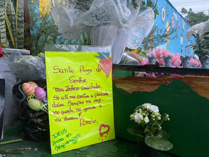 Homenagens em frente &agrave; creche alvo de ataque em Blumenau continuam nesta sexta-feira (7) – Foto: Mois&eacute;s Stuker/NDTV