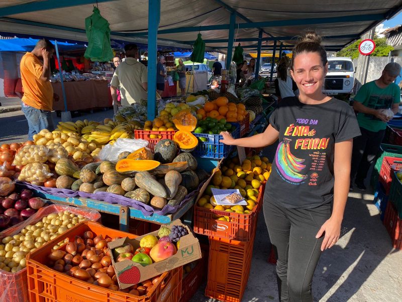 Feira do Hortifr&uacute;ti do Balne&aacute;rio do Estreito &eacute; uma das mais antigas de Florian&oacute;polis. A feirante Daiane Hinkel atua por l&aacute; desde quando era pequena, aprendeu o of&iacute;cio com o pai – Foto: Windson Prado/ND