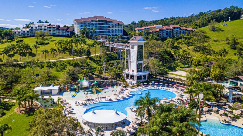 Com mais de 2 milhões de metros quadrados de áreas de lazer, e rodeado por uma exuberante natureza, o hotel está disponível para reservas durante todo o ano &#8211; Foto: Fazzenda Park Hotel/Divulgação