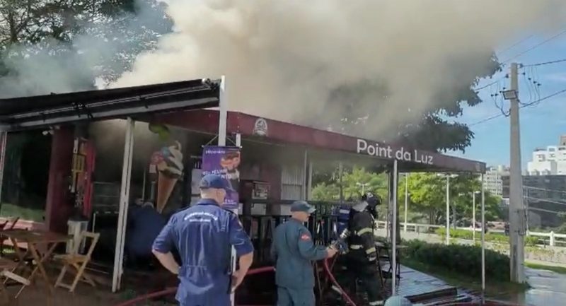 O incêndio foi registrado por volta das 11h45 em um quiosque localizado na Alameda Adolfo Konder, na região central de Florianópolis. Ainda não há informações sobre vítimas