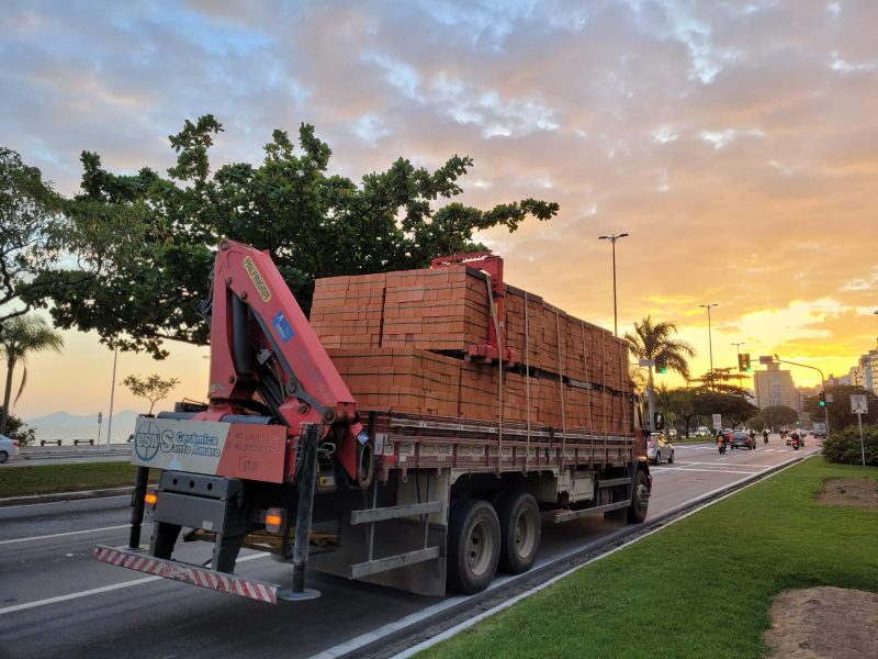 Caminh&atilde;o com problemas mec&acirc;nicos na faixa da direita da Avenida Beira-mar Norte. – Foto: GMF/Reprodu&ccedil;&atilde;o/ND