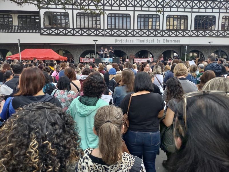 Servidores de Blumenau aprovam proposta