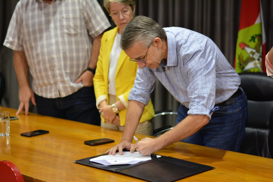 Der Vertrag wurde am Montag (08) von Bürgermeister Mario Hildebrandt unterzeichnet - Reproduktion Michel Lamine / NA