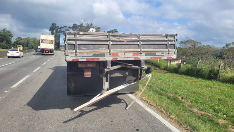 Acidente chegou a gerar uma fila de 1 km e o bloqueio da pista – Foto: PRF/Divulga&ccedil;&atilde;o/ND