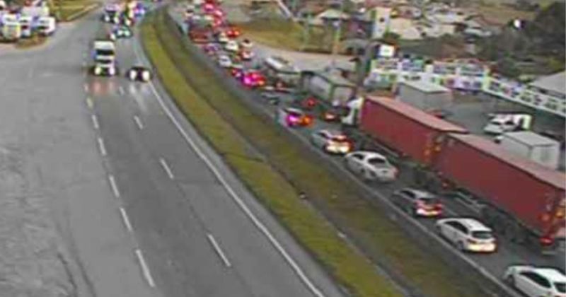 Colis&atilde;o deixou BR-101 parada no final da tarde de segunda-feira (15) – Foto: Arteris Litoral Sul/Reprodu&ccedil;&atilde;o/ND