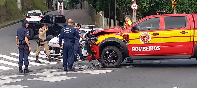 Watch the moment of the car collision in Blumenau 