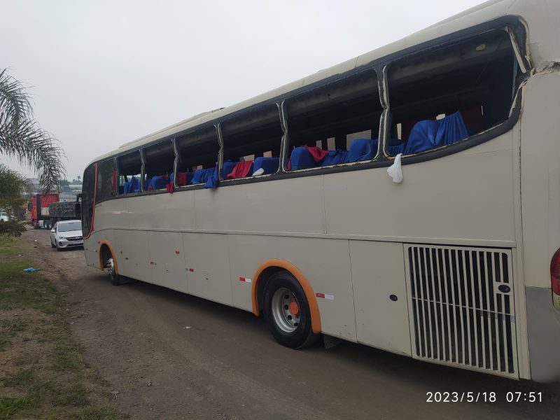 Acidente de trânsito entre ônibus e caminhão