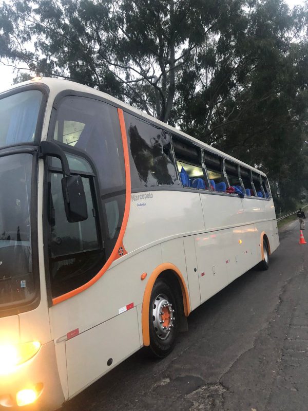 Acidente de trânsito entre ônibus e caminhão