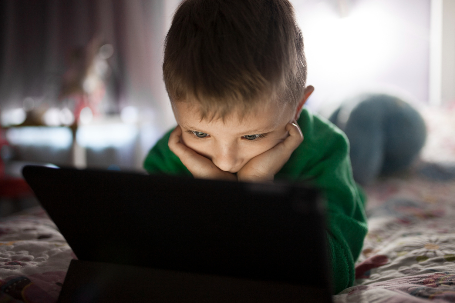 Quem assiste também responde? Senado avança em punições para abuso infantil online