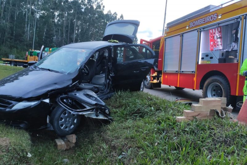 Carro sem porta, retirada para o resgate do motorista, e a viatura dos bombeiros