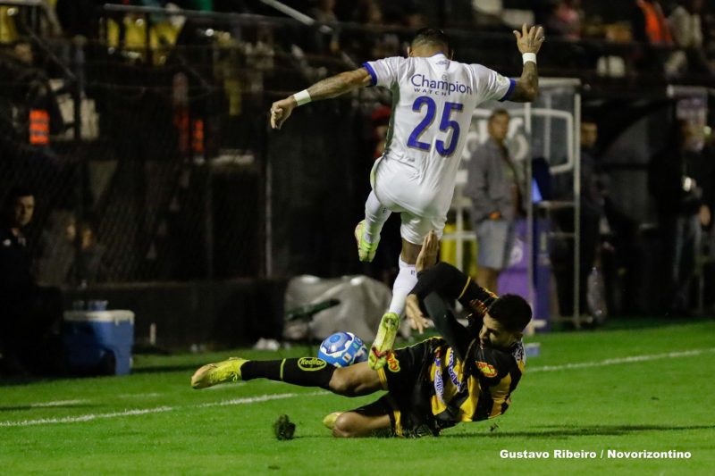 Novorizontino explorou o setor esquerdo da defesa do Le&atilde;o – Foto: Gustavo Ribeiro / Novorizontino / ND