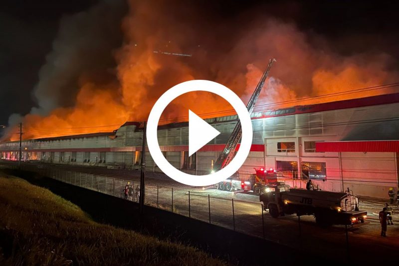 Inc&ecirc;ndio come&ccedil;ou no in&iacute;cio da noite desta quinta-feira – Foto: Ricardo Alves/NDTV