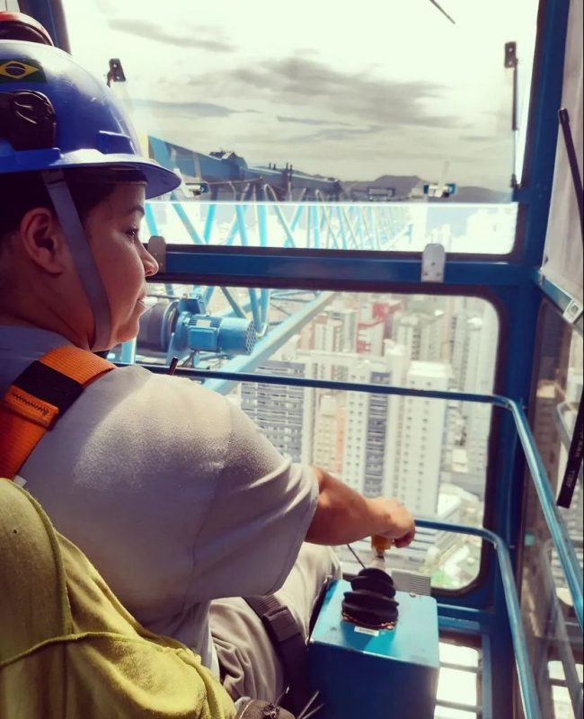 Dayane iniciou no setor de limpeza e agora &eacute; multioperadora de elevador empilhadeira e grua – Foto: Reprodu&ccedil;&atilde;o/Divulga&ccedil;&atilde;o/ND