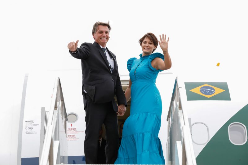 Imagem mostra Bolsonaro e esposa Michele em escada de avião; Os dois passarão a Páscoa em Balneário Camboriú