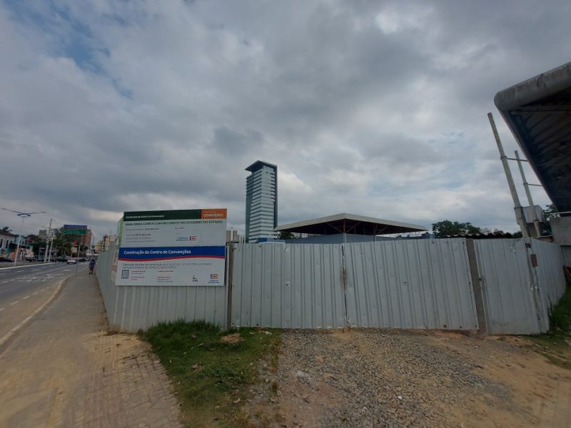 Obra do novo centro de conven&ccedil;&otilde;es, iniciada no ano passado, n&atilde;o saiu da funda&ccedil;&atilde;o e agora uma nova empresa ser&aacute; contratada atrav&eacute;s de edital – Foto: Prefeitura de Blumenau/Divulga&ccedil;&atilde;o/ND