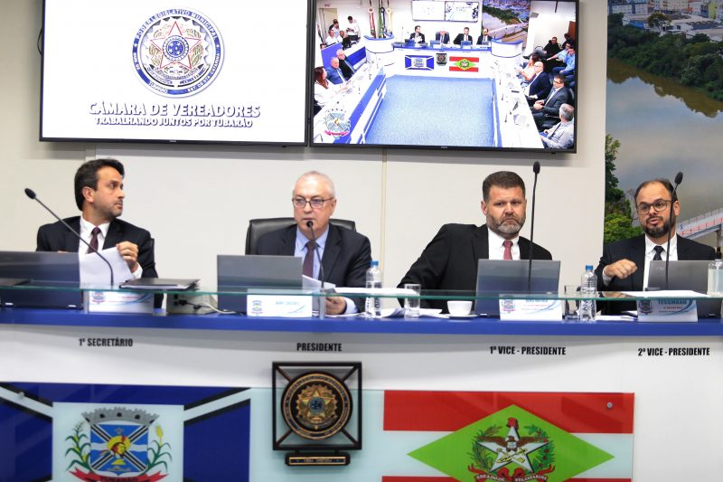 A sess&atilde;o da C&acirc;mara de Vereadores de Tubar&atilde;o, nesta segunda-feira (8), decidiu instalar uma comiss&atilde;o para apurar poss&iacute;veis irregularidades cometidas pelo prefeito e vice. – Foto: Divulga&ccedil;&atilde;o CMV Tubar&atilde;o