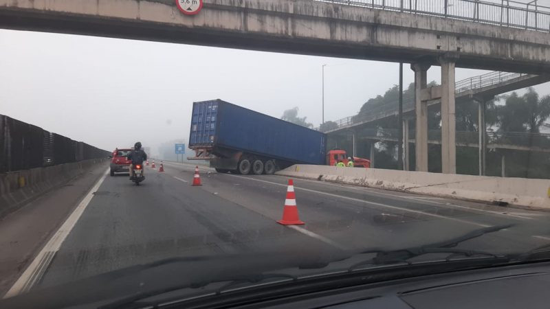 Carreta se atravessou na BR-101, e gerou muito congestionamento na manh&atilde; desta ter&ccedil;a-feira (23) – Foto: Reprodu&ccedil;&atilde;o/ND