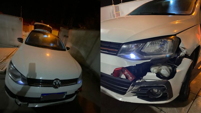 Carro batido após colidir com portão