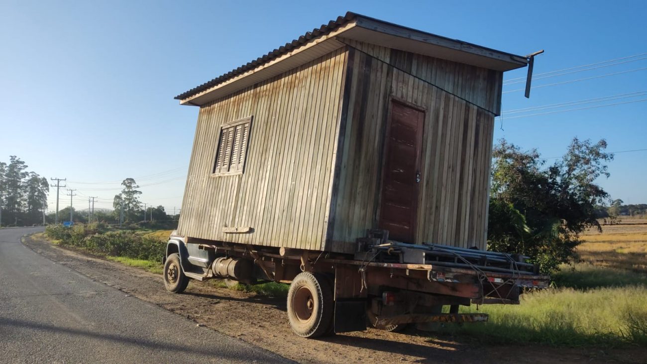 House on wheels?  A truck with a house in the carriage was detained in the UK - PMRv / Disclosure / ND
