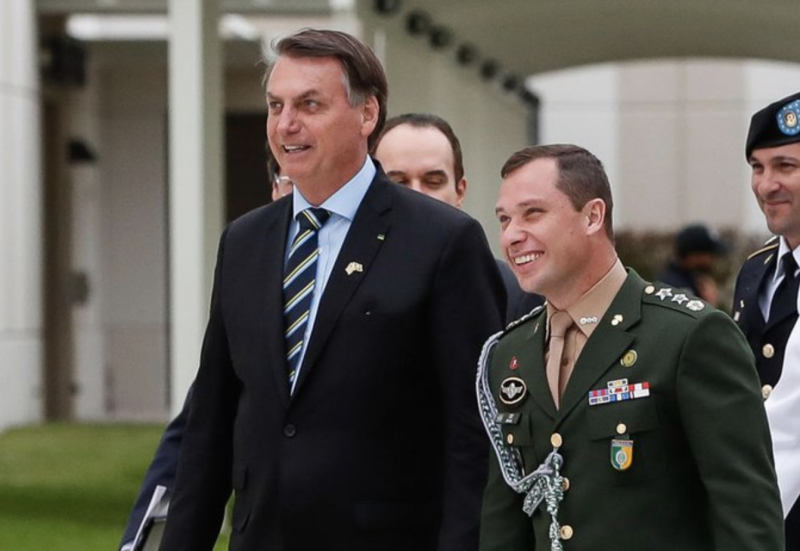 Mauro Cesar Laurenna Cid, father of Bolsonaro's former aide, Mauro Cid (pictured above with Bolsonaro), is one of the targets of Operation PF - Photo: Alan Santos/PR/Disclosure/ND