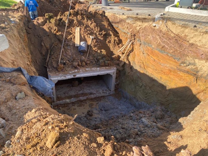 At&eacute; o momento, obras na Osvaldo Reis se concentram nos passeios da pista – Foto: SECOM Itaja&iacute;/Divulga&ccedil;&atilde;o