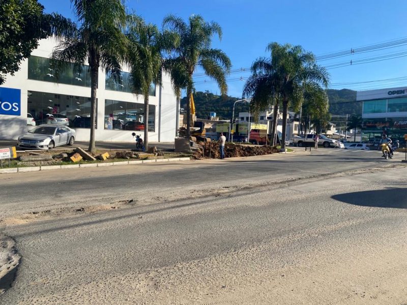 Secretaria de Obras iniciou nesta segunda-feira (15) os trabalhos para implanta&ccedil;&atilde;o de galerias – Foto: SECOM Itaja&iacute;/Divulga&ccedil;&atilde;o