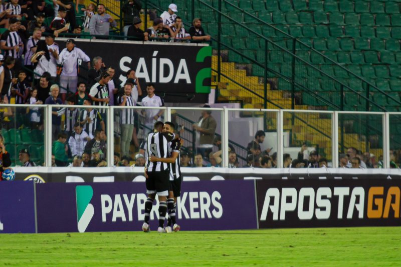 Jogadores do Figueirense comemoram o gol de empate