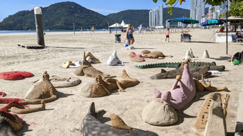 As esculturas feitas na areia da praia de Balneário Camboriú, são feitas manualmente pelas mãos do artista 