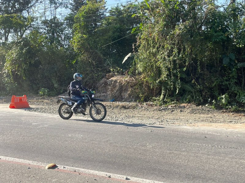 Cratera se abriu no entroncamento entre as ruas Otto Parucker e Ottokar Doerffel – Foto: Felipe Bambace/ND