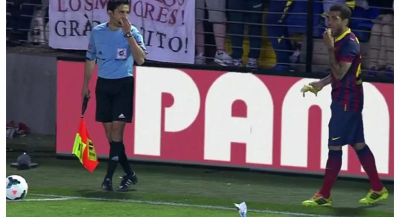 Daniel Alves combateu racismo comendo banana – Foto: La Liga