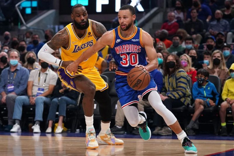 Curry ofusca LeBron e Warriors superam Lakers na abertura da temporada da  NBA