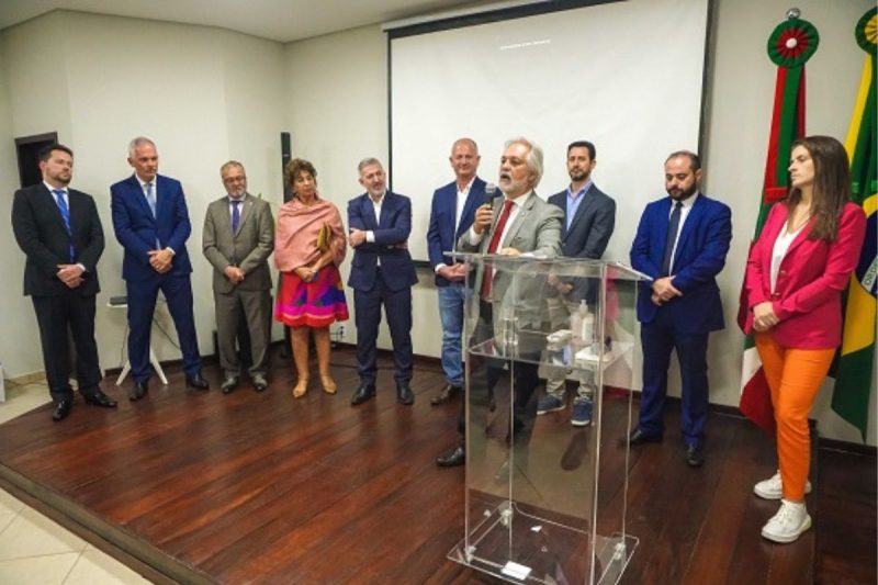 Assinatura da ordem de servi&ccedil;o ocorreu na tarde desta quinta-feira – Foto: TJSC/Divulga&ccedil;&atilde;o/ND