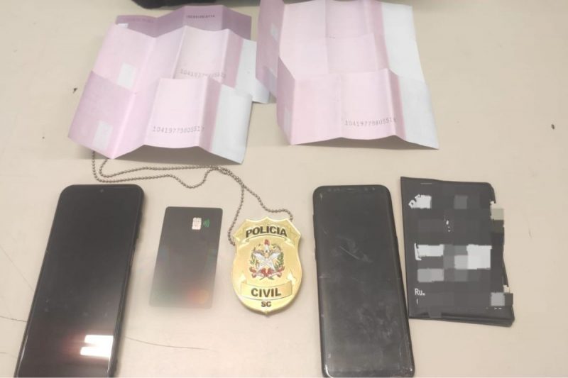 Celulares e cheques usados nos crimes foram apreendidos – Foto: Pol&iacute;cia Civil/Reprodu&ccedil;&atilde;o/ND
