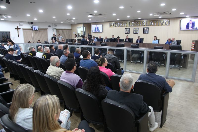 Proposta pelo presidente Almir Vieira (Progressistas), a reuni&atilde;o contou com a presen&ccedil;a do delegado-geral Ulisses Gabriel e de v&aacute;rias autoridades – Foto: Divulga&ccedil;&atilde;o/C&acirc;mara de Vereadores de Blumenau/Reprodu&ccedil;&atilde;o/ND
