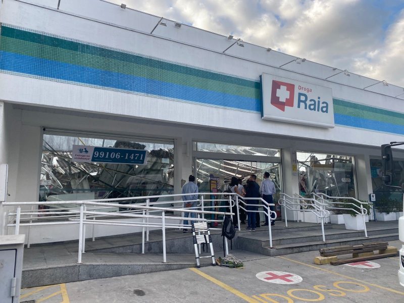 Telhado de farm&aacute;cia caiu no in&iacute;cio da manh&atilde; – Foto: Gustavo Bruning/ND