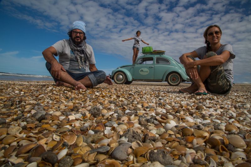 Nauro, escritor do livro "A vida cabe em um Fusca" com a esposa Gabi e a filha Sofia